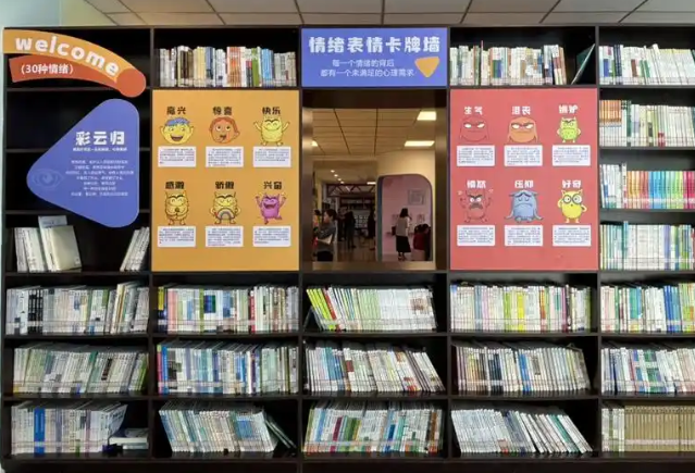 清晨的校园生机盎然在体育孩子们挥洒汗