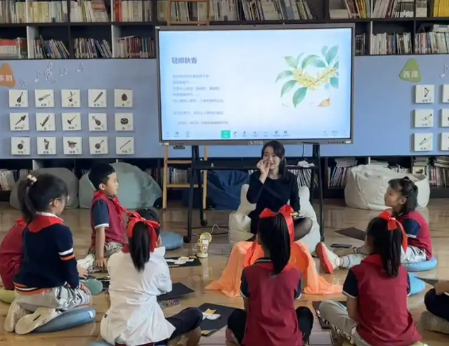 清晨的校园生机盎然在体育孩子们挥洒汗
